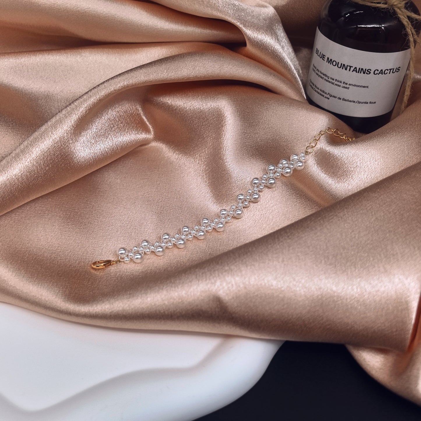 Chic Handcrafted Multi-Size Pearl Bracelet with Gold Chain Detail