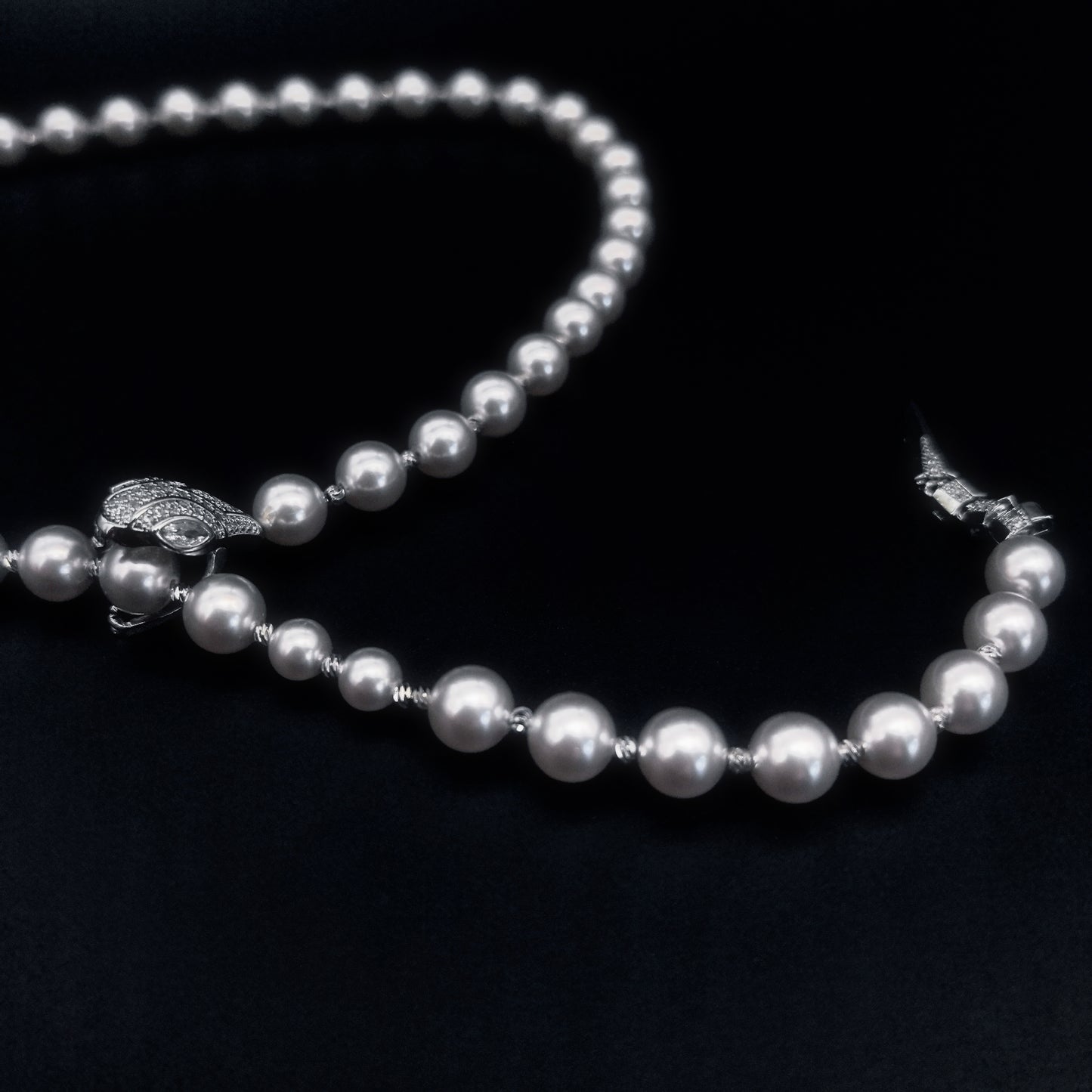 Unique Elegant Simulated Pearl Necklace with Snake Head Clasp