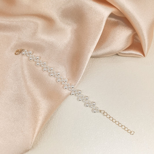 Chic Handcrafted Multi-Size Pearl Bracelet with Gold Chain Detail