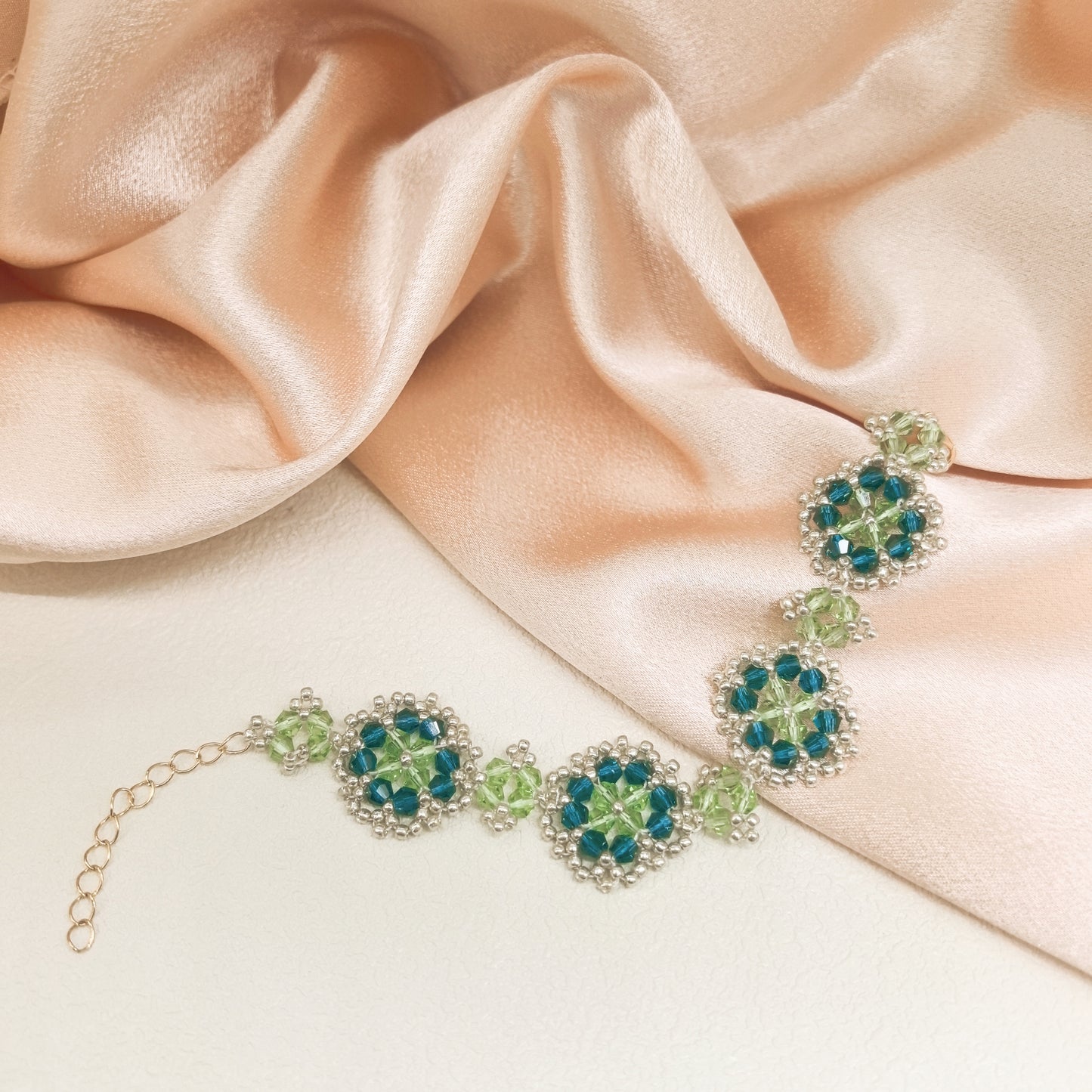 Handcrafted Elegant Retro Green Flower Bracelet