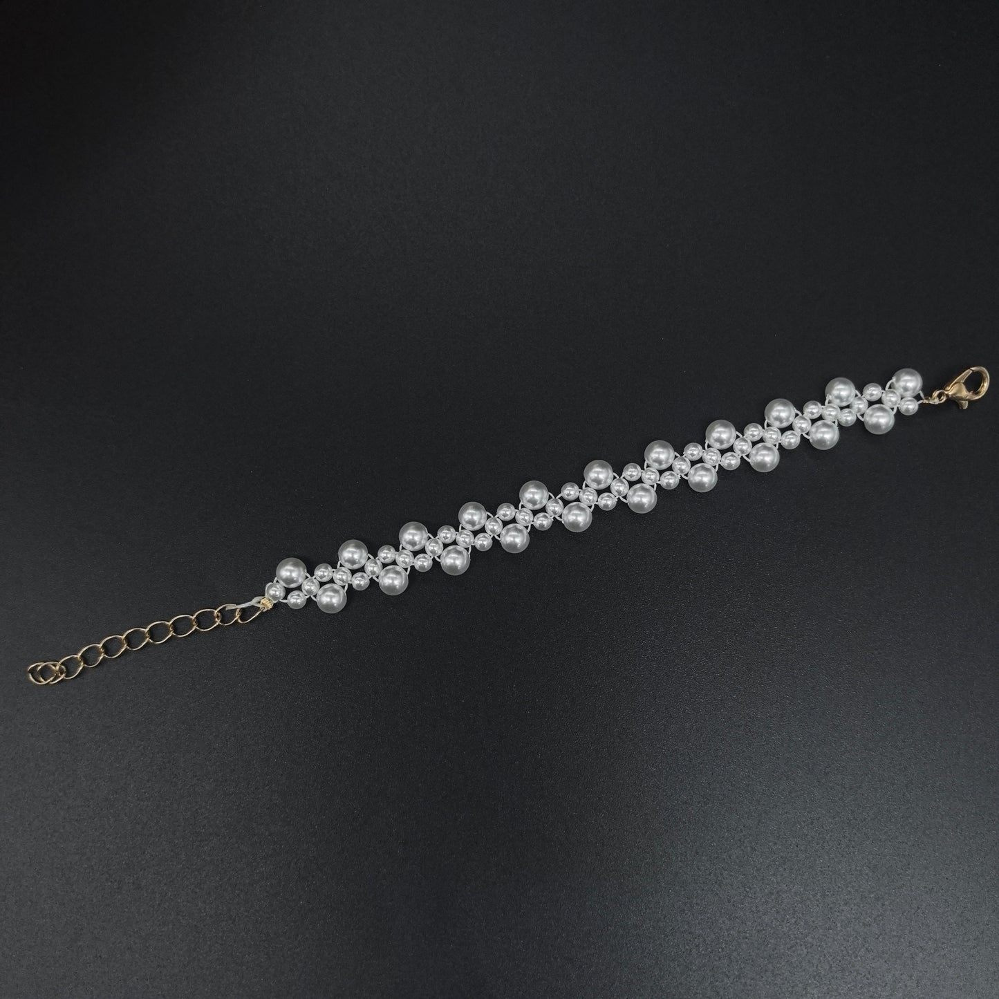 Chic Handcrafted Multi-Size Pearl Bracelet with Gold Chain Detail