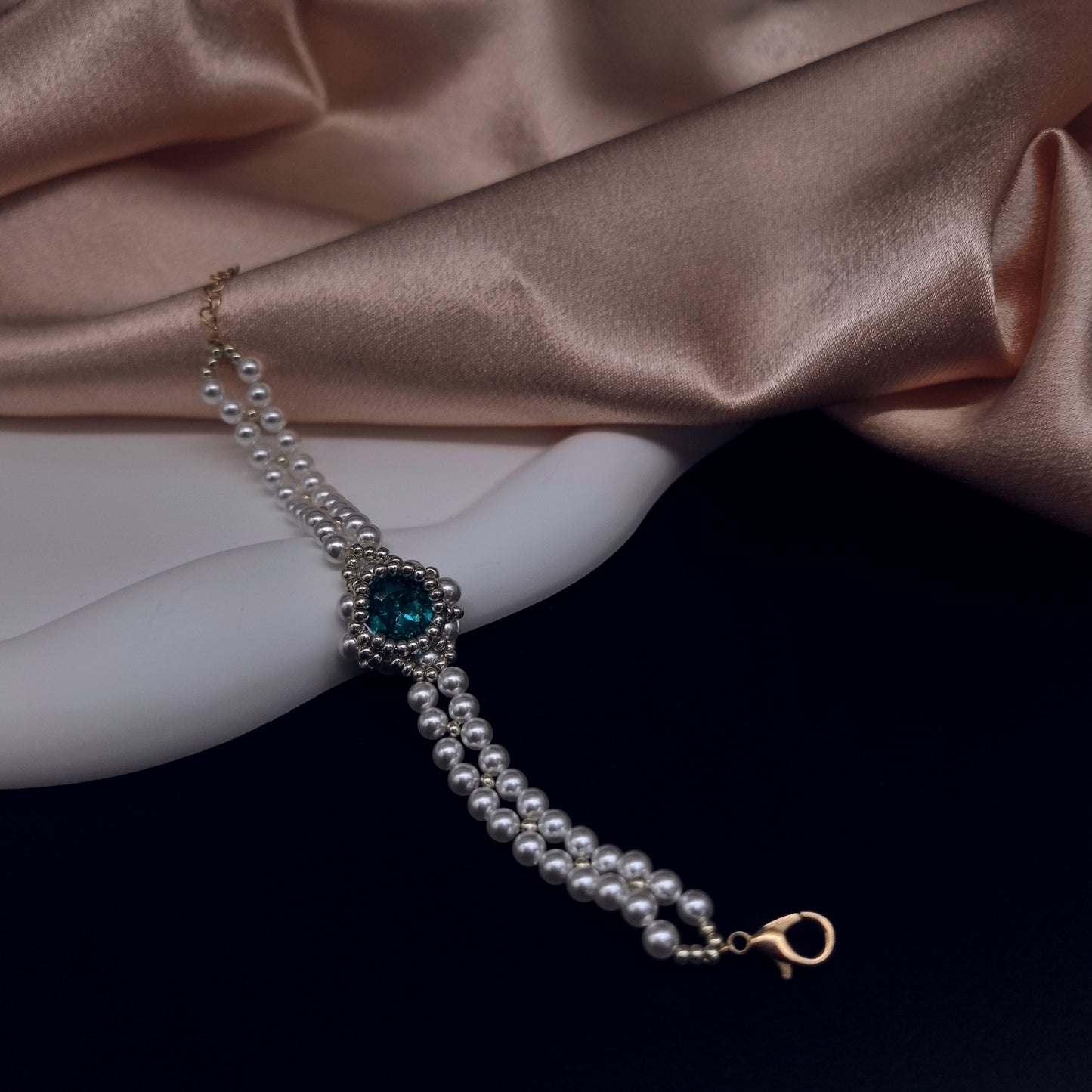 Exquisite Pearl Bracelet with Blue Crystal Centerpiece and Gold Accents