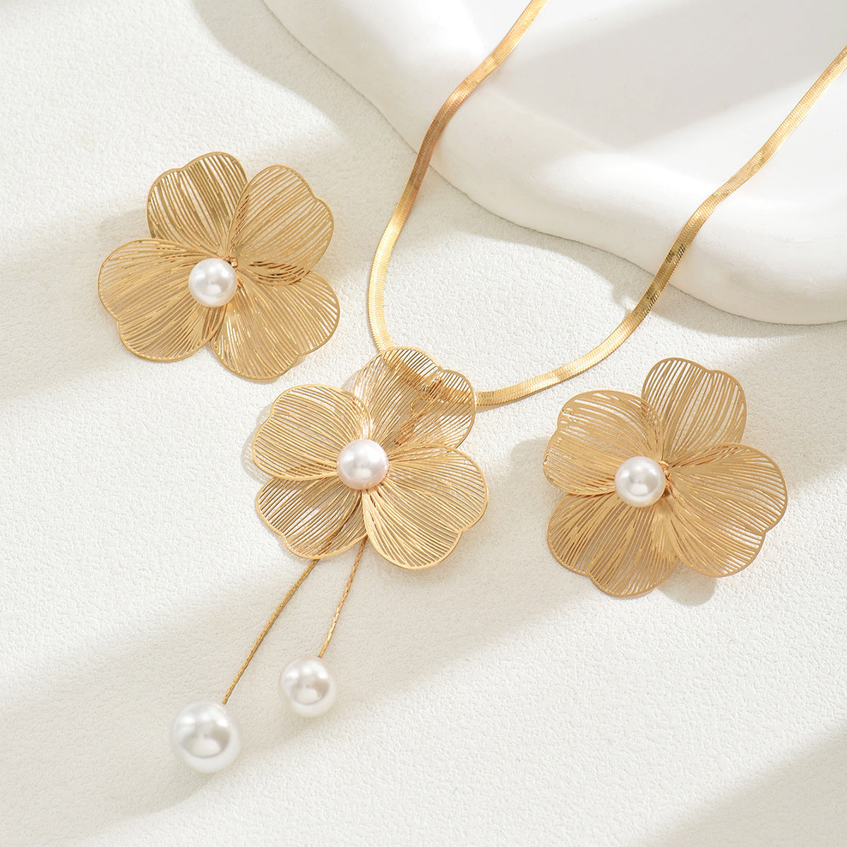Elegant Gold Flower and Pearl Bracelet