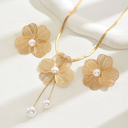 Elegant Gold Flower and Pearl Bracelet