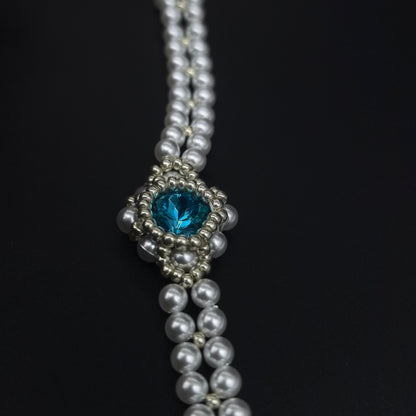 Exquisite Pearl Bracelet with Blue Crystal Centerpiece and Gold Accents