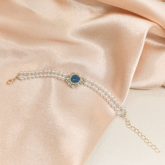 Exquisite Pearl Bracelet with Blue Crystal Centerpiece and Gold Accents