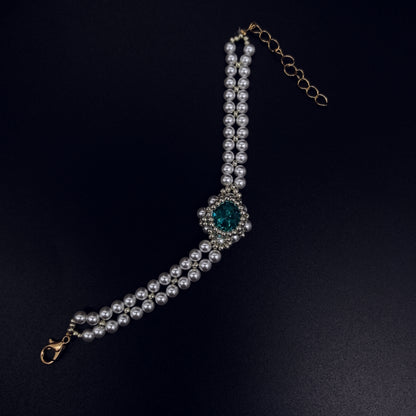 Exquisite Pearl Bracelet with Blue Crystal Centerpiece and Gold Accents