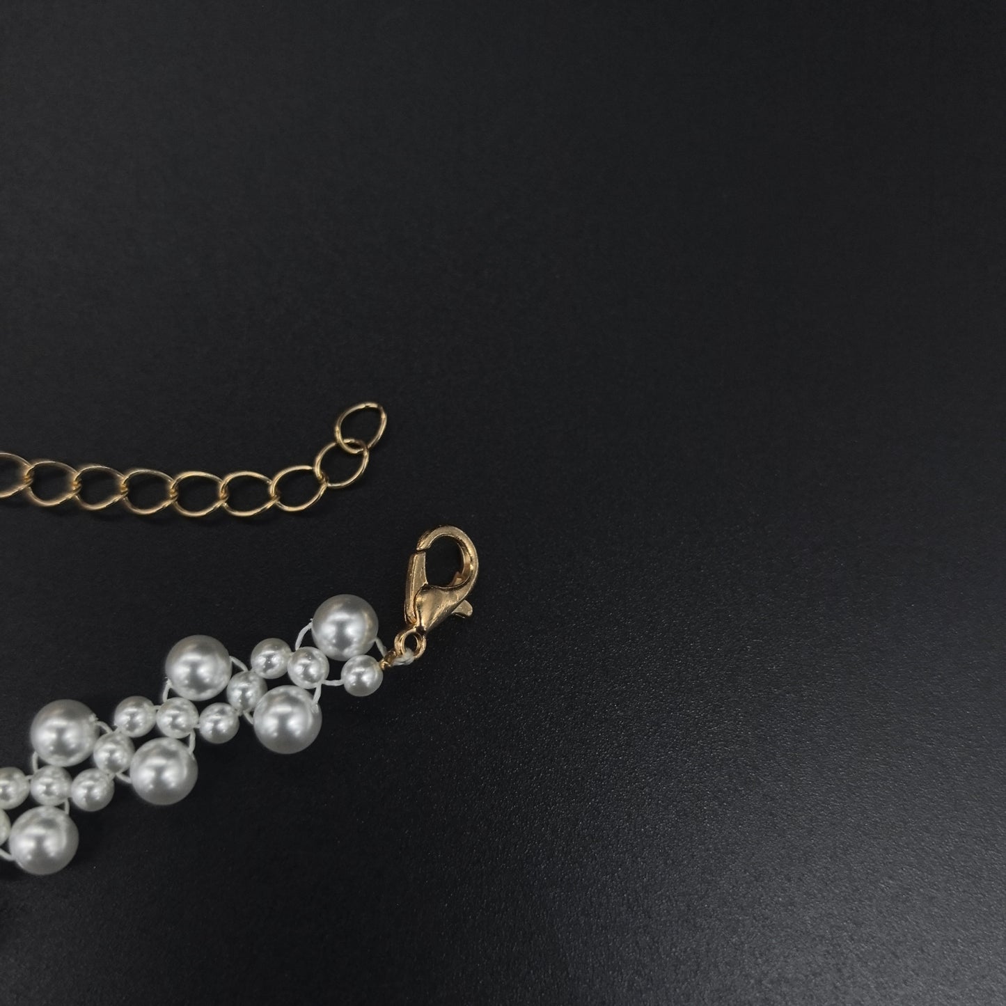 Chic Handcrafted Multi-Size Pearl Bracelet with Gold Chain Detail