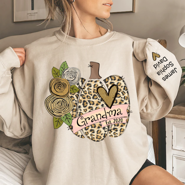 Grandma Pumpkin Leopard Flower And Grandkids. Pumpkin Fall Autumn. Grandma Gift TH Sweatshirt